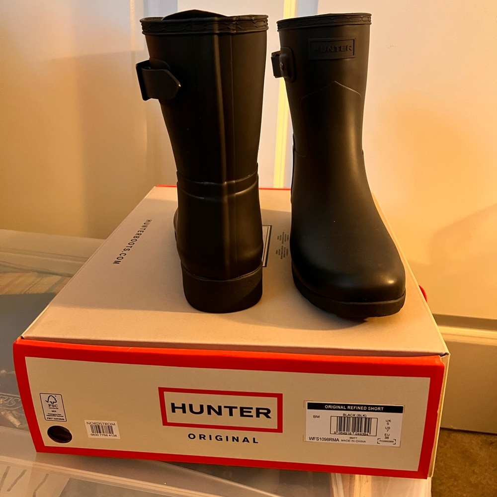 Like new Hunter short boots